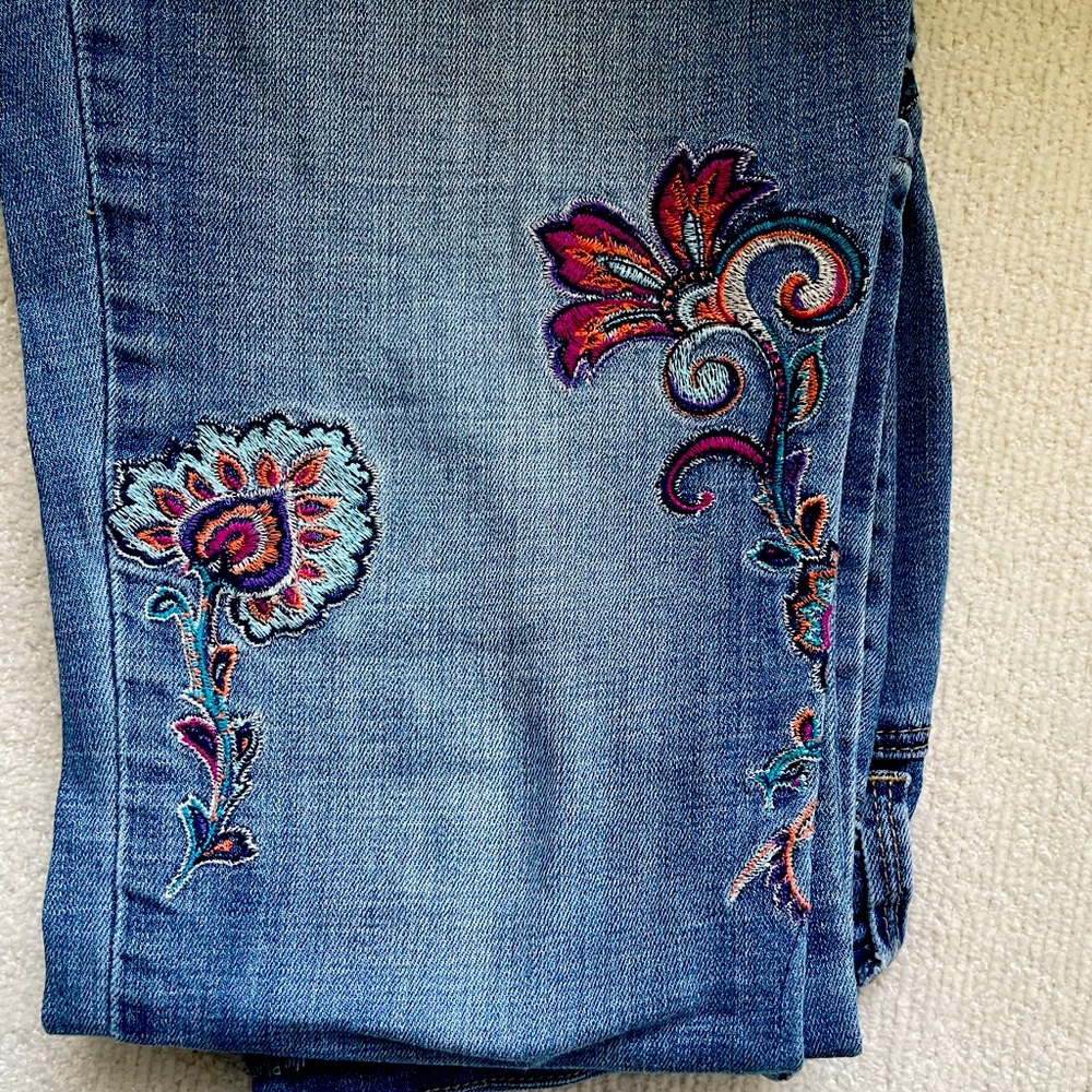 Embroidered Cropped Jeans. Chico 00